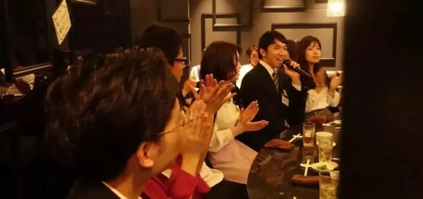 日本社长来家里喝酒,竟然透露与明星的秘密恋情,引发网友热议和猜测! 日本社长来家里喝酒,竟然透露与明星的秘密恋情,引发网友热议和猜测!