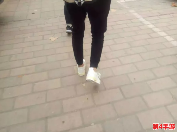 女生玩单杠时不小心露出肚脐眼，体育锻炼带来的身体素质提升与健康益处分析