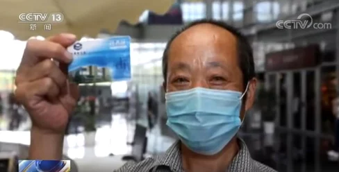 婉莹满足了十几个农民工，网友纷纷表示：这样的善举让人感受到社会的温暖与关怀，值得更多人学习