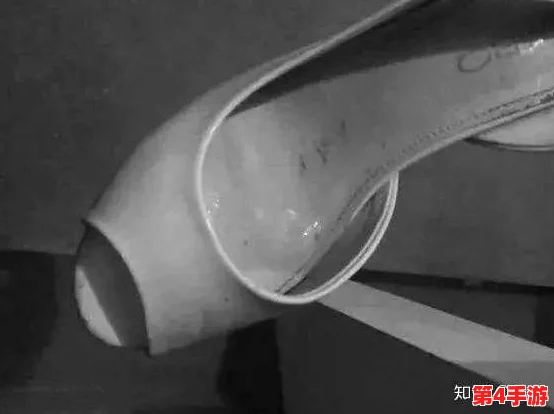 镜流口水流白色液体正常吗图片，网友爆料称其实是明星在拍戏时不小心溅到的八卦消息
