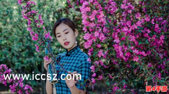 白丝校花,甜美撕掉衣服，竟因被男同学调侃而一时冲动，现场目击者纷纷围观并拍摄视频引发热议！