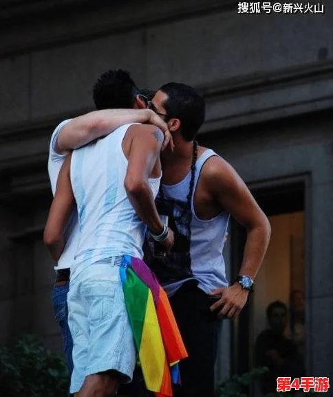 男男Gay洗澡互吃鳮，亲密互动引发热议，网友纷纷围观讨论背后的文化现象与情感表达