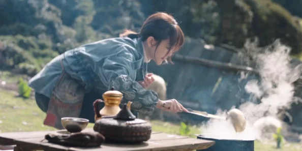 小芳与父亲：讲述一个女孩在成长过程中与父亲之间深厚情感的故事，展现家庭关系的重要性和温暖