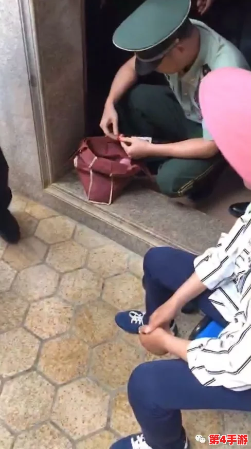 脱了内裤在阳台趴着被c,目击者称现场情况令人震惊,警方介入调查引发热议与讨论 脱了内裤在阳台趴着被c,目击者称现场情况令人震惊,警方介入调查引发热议与讨论